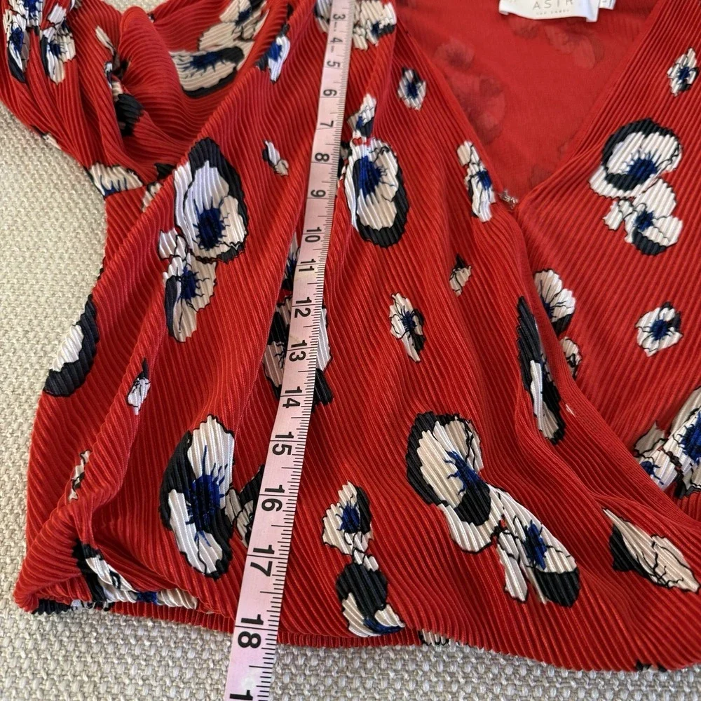 ASTR the Label Puff Sleeve Bubble Hem Blouse Red Floral Women's Size Large